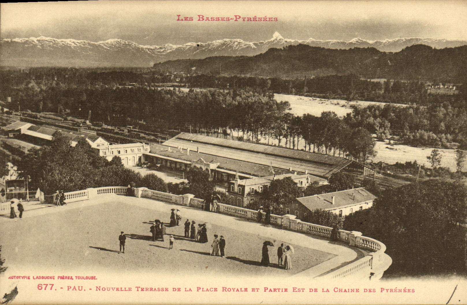 CPA Pau Nouvelle Terrasse De La Place Royale et partie Est de la chaine des Pyrenees