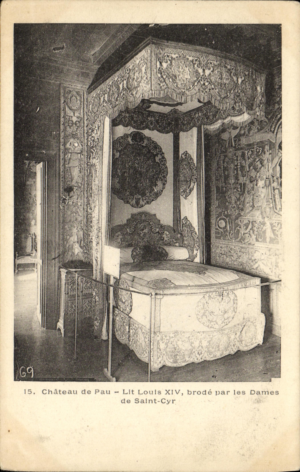 CPA Pau Chateau de Lit Louis XIV brode par les Dames de Saint Cyr