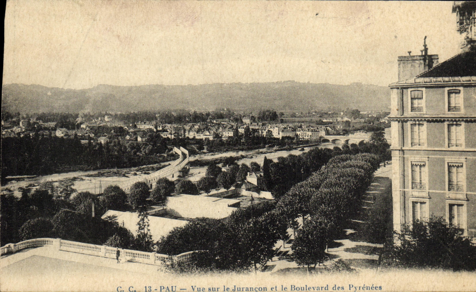 Pau — Vue sur le Jurançon et le Boulevard des Pyrénées — C. C. 13