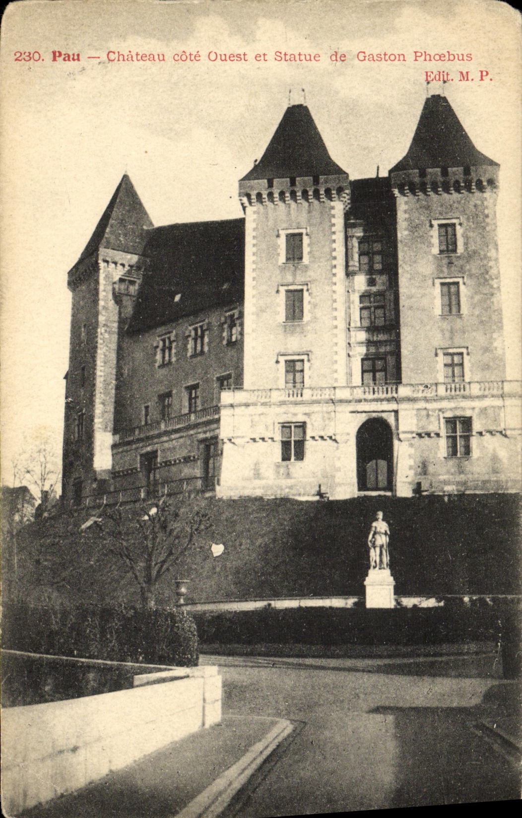 CPA Pau Chateau cote Ouest et Statue de Gaston Phoebus