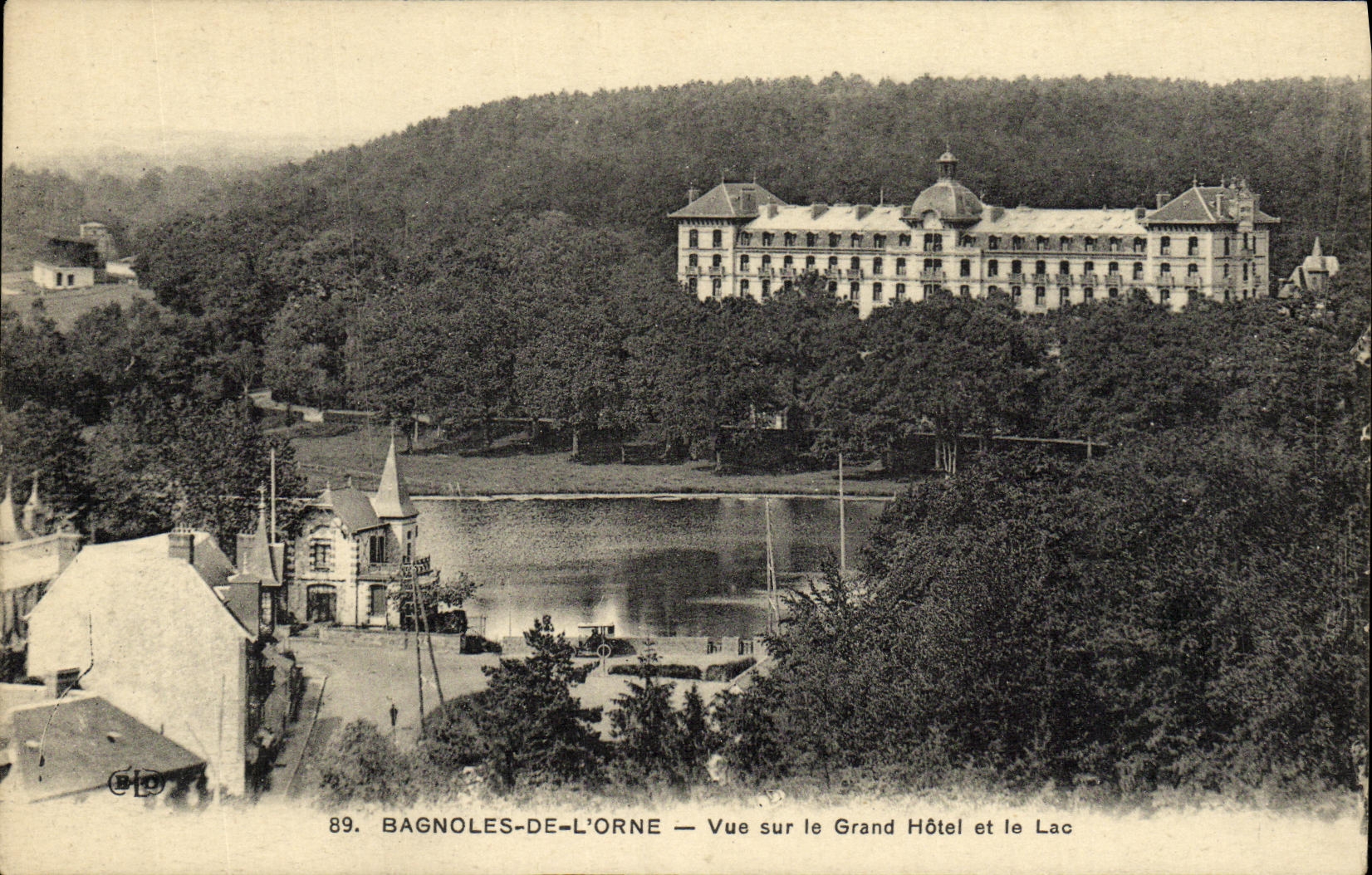 Bagnoles-de-l'Orne — Vista sul Grand Hôtel e sul Lago