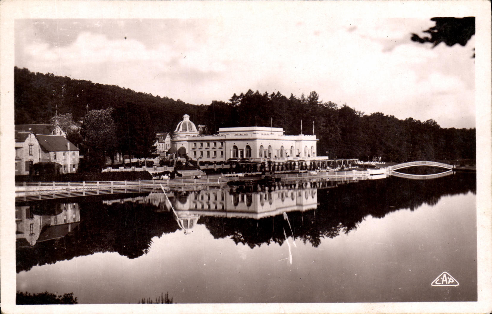 Bagnoles-de-l'Orne — El Casino del Lago y el Puente — editor C. P. Straabourg