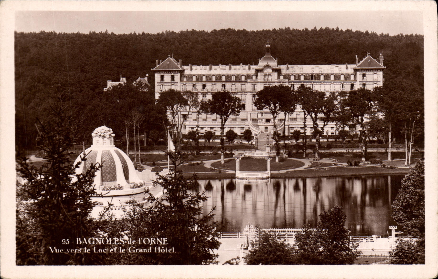 Bagnoles-de-l'Orne — Vue vers le Lac et le Grand Hôtel — Lévy et Neurdein, Imp. Latellier, Paris