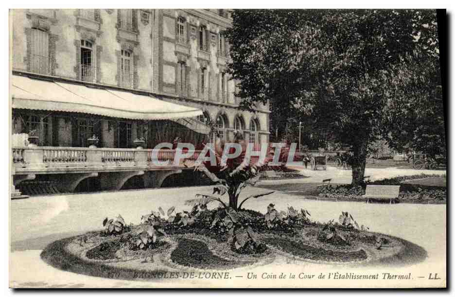 CPA Bagnoles Un Coin de la Cour de L Etablissement thermal