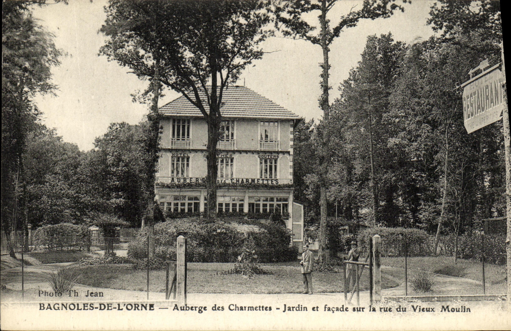 CPA Bagnoles De L Orne Auberge des Charmettes Jardin et Facade