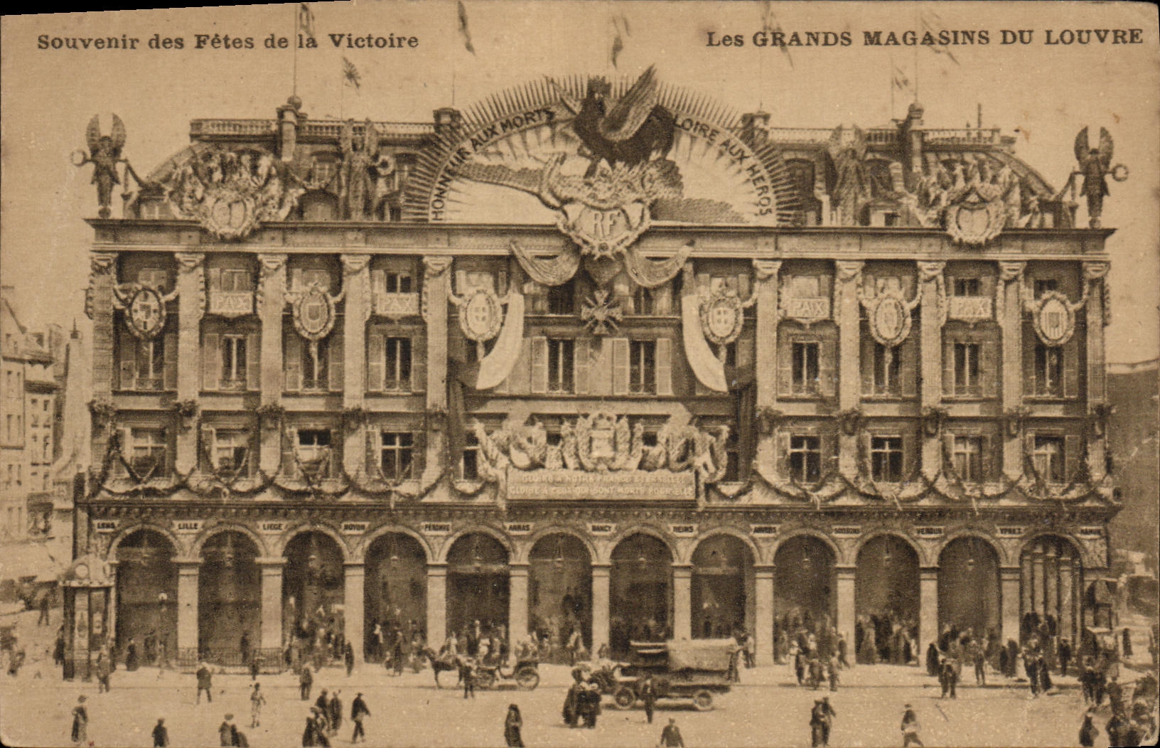 CPA Paris Les Grands Magasins Du Louvre Souvenir des fetes de la Victoire Militaria