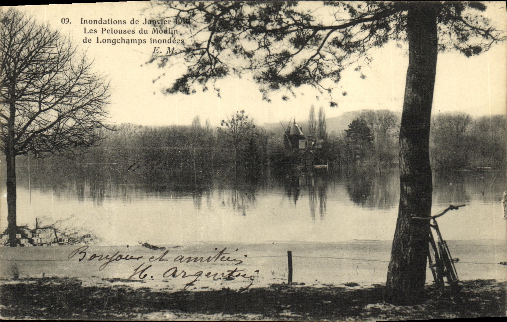 CPA Paris Inondations de janvier 1910 Les pelouss du moulin de Longchamps inondes Moulin