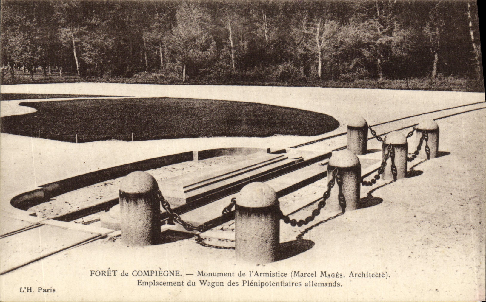 Forêt de Compiègne — Monument de l'Armistice (Marcel Magès, Architecte). Emplacement du Wagon des Plénipotentiaires allemands.