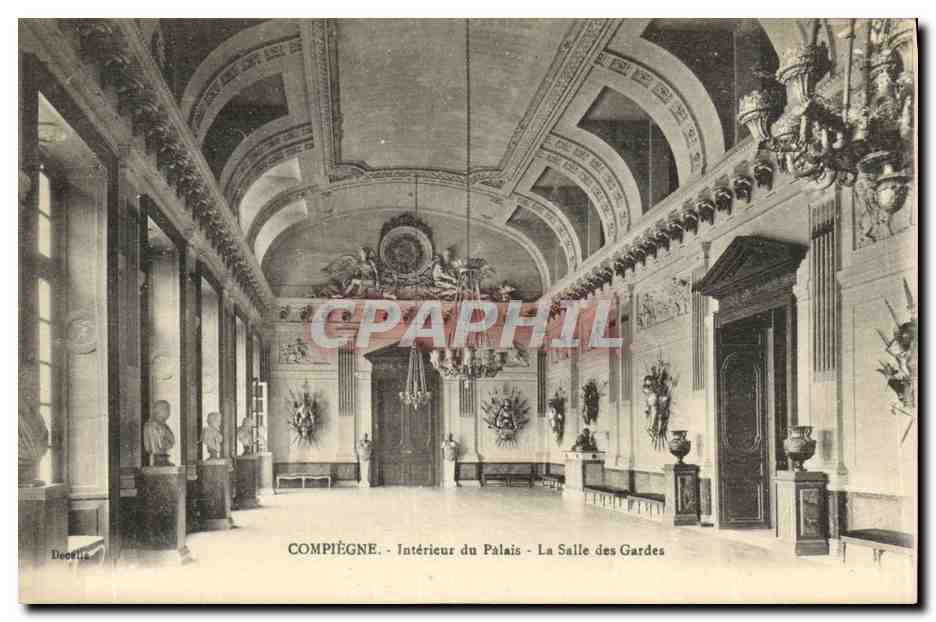 CPA Compiegne Interieur du Palais La Salle des Gardes