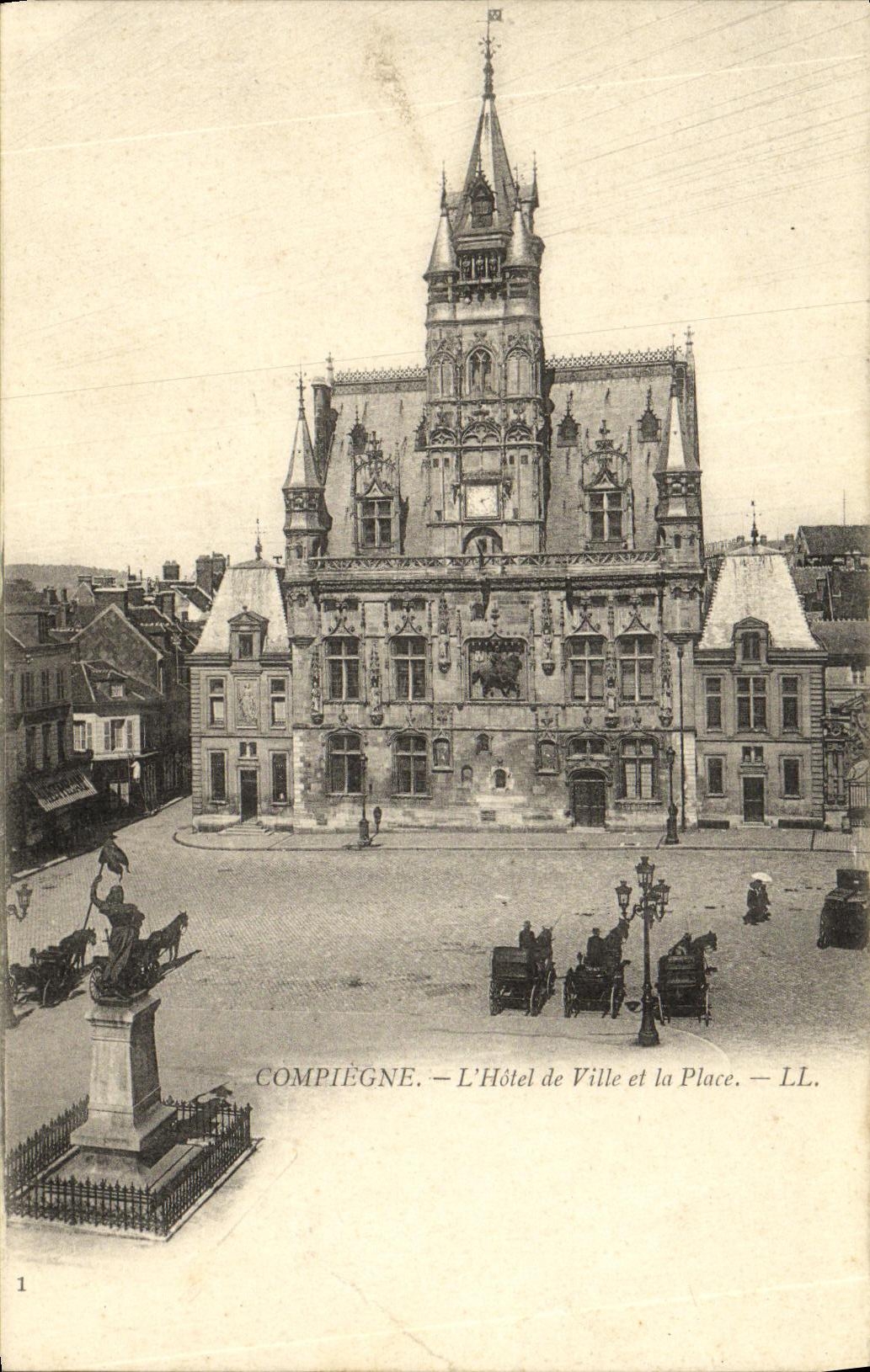 Compiègne — L'Hôtel de Ville et la Place — LL.