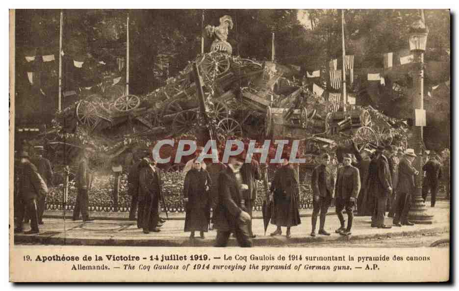 CPA Paris Apotheose de la Victoire 14 juillet 1919 Le coq gaulois de 1914 surmontant la pyramide des canons allemands 