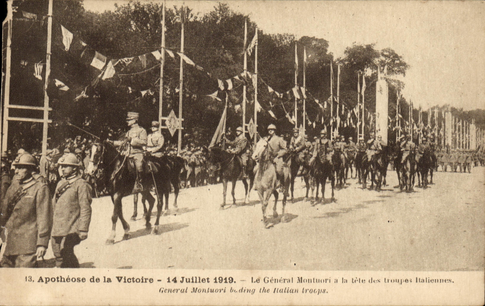 CPA Paris Le General Montuori a la tete des troupes italiennes Militaria 