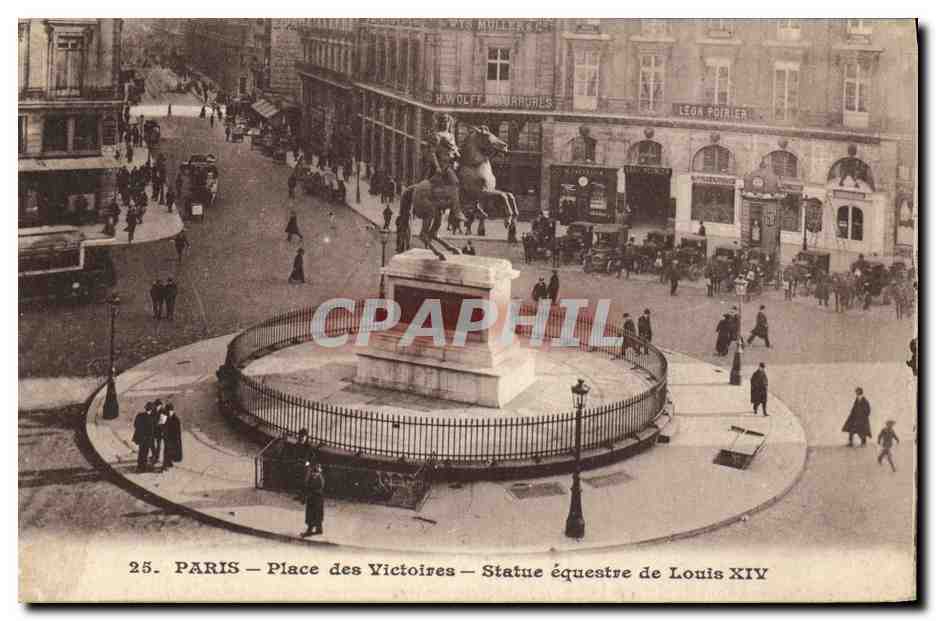 CPA Paris Place des Victoires Statue equestre de Louis XIV