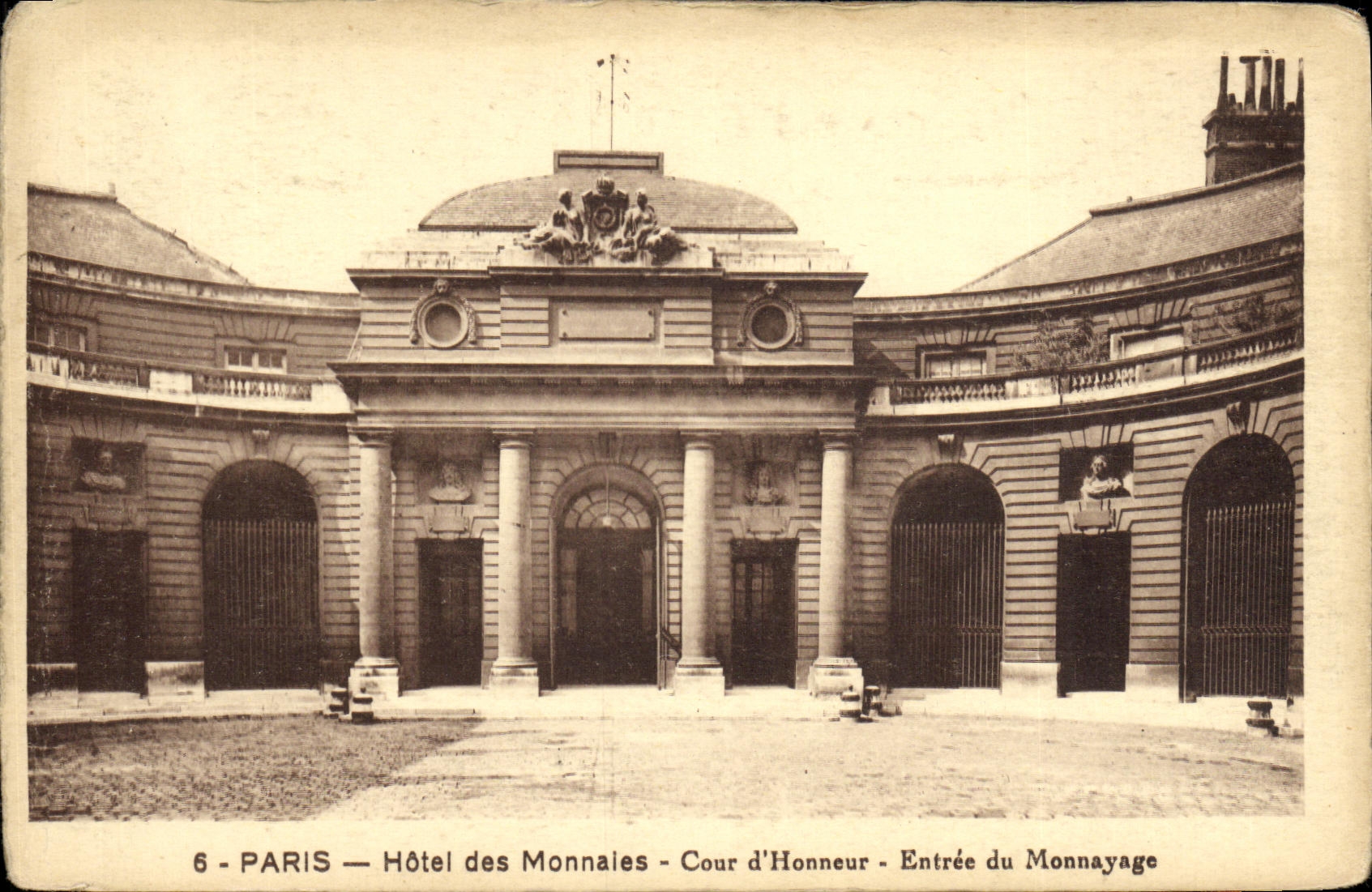 CPA Paris Hotel des monnaies Cour d Honneur Entree du Monnayage