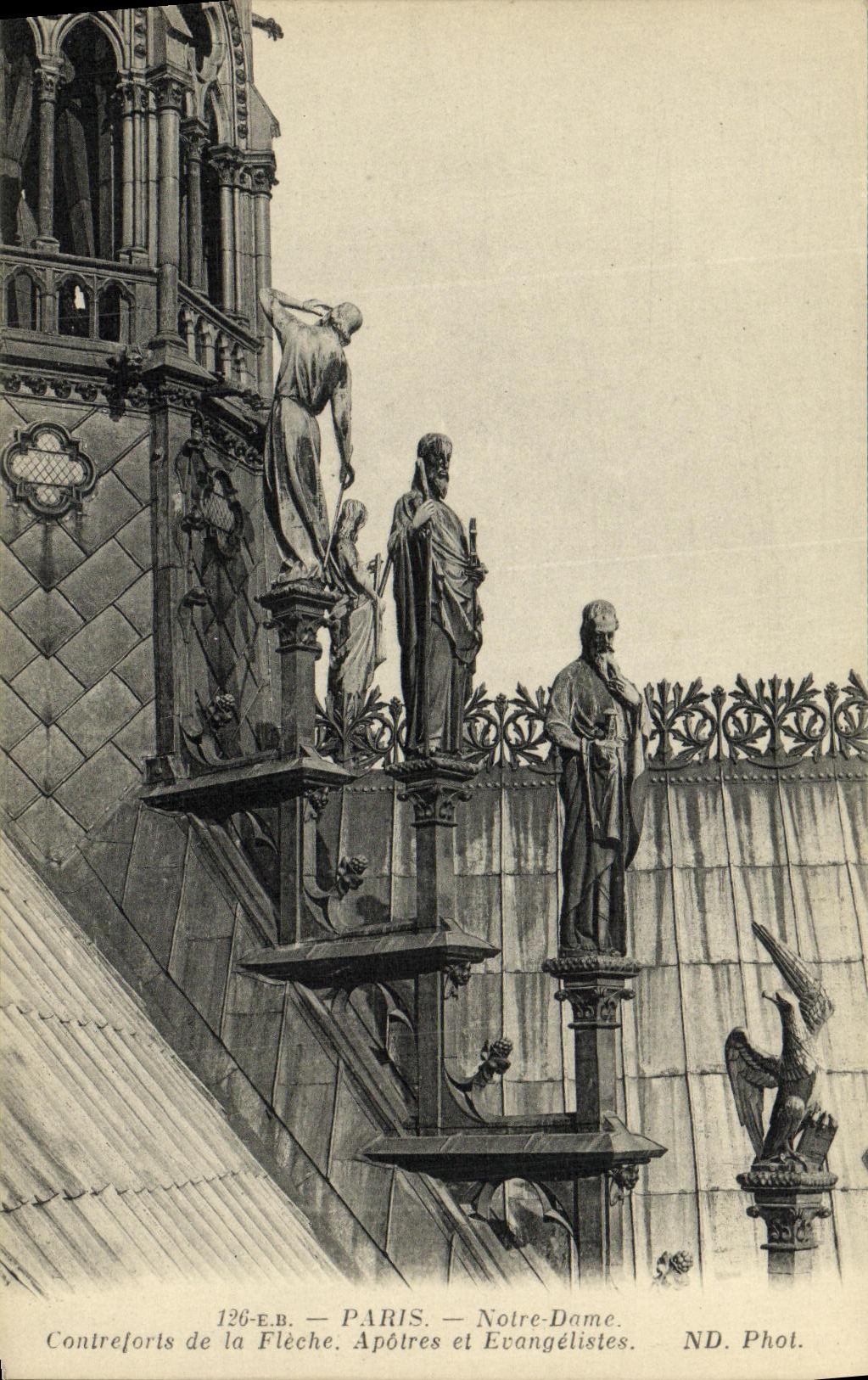 CPA Paris Notre Dame Chimeres Contreforts de la fleche Apotres et evangelistes