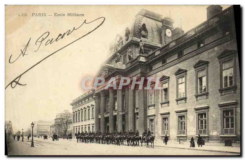 CPA Paris Ecole militaire Chevaux Militaria