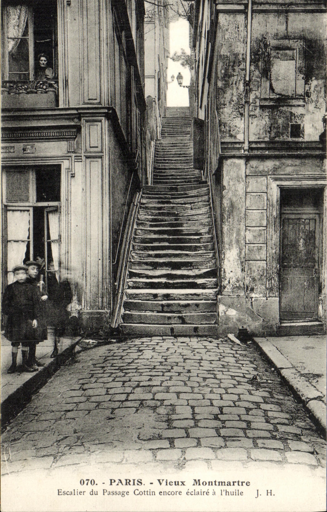 CPA Paris Vieux Montmartre Escalier du passage Cottin encore eclaire a l huile Montmartre