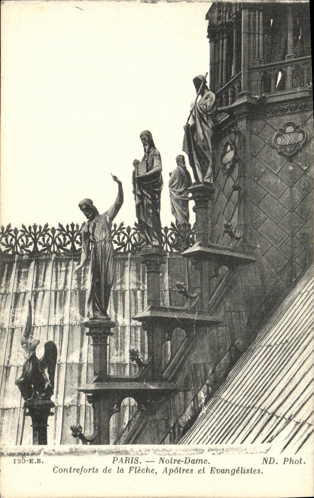 Paris — Notre-Dame. Contreforts de la Flèche, Apôtres et Évangélistes — ND. Phot.
