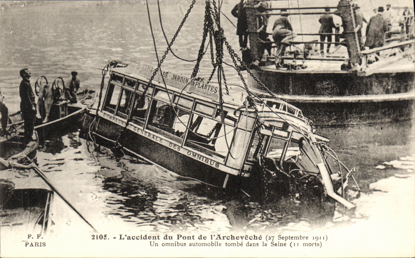 L'Accident du Pont de l'Archevêché — Un omnibus automobile tombé dans la Seine (11 morts) — F. F. Paris, n° 2105