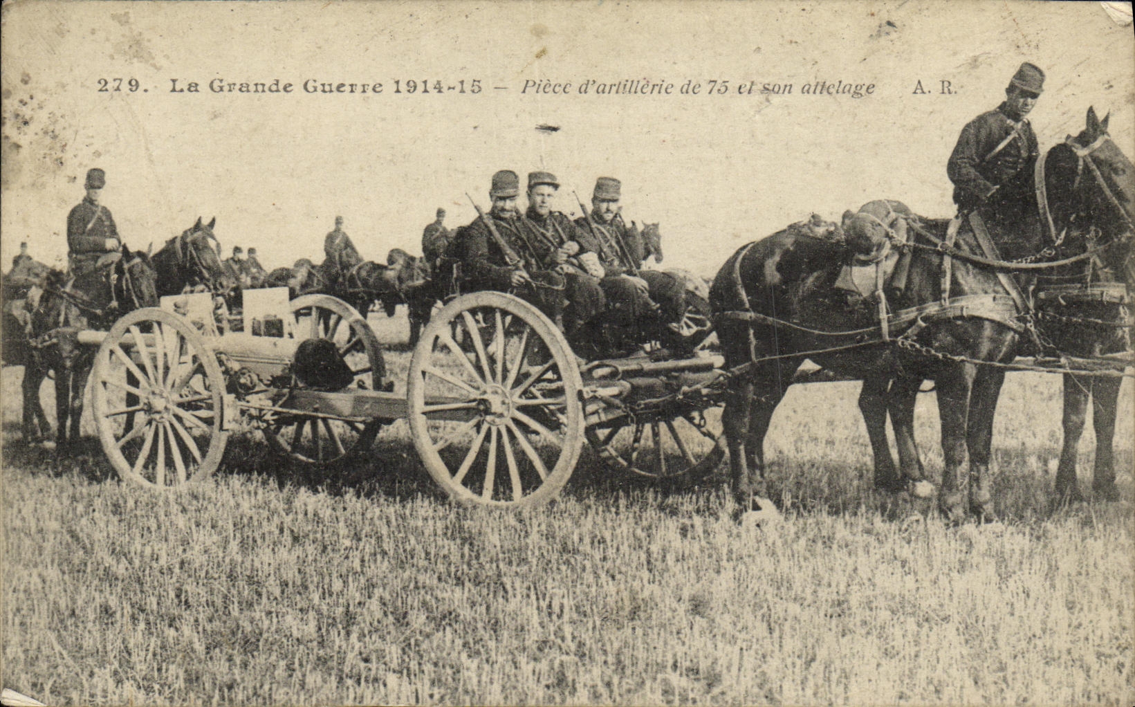 CPA Piece d artillerie de 75 mm et son attelage Chevaux militaria