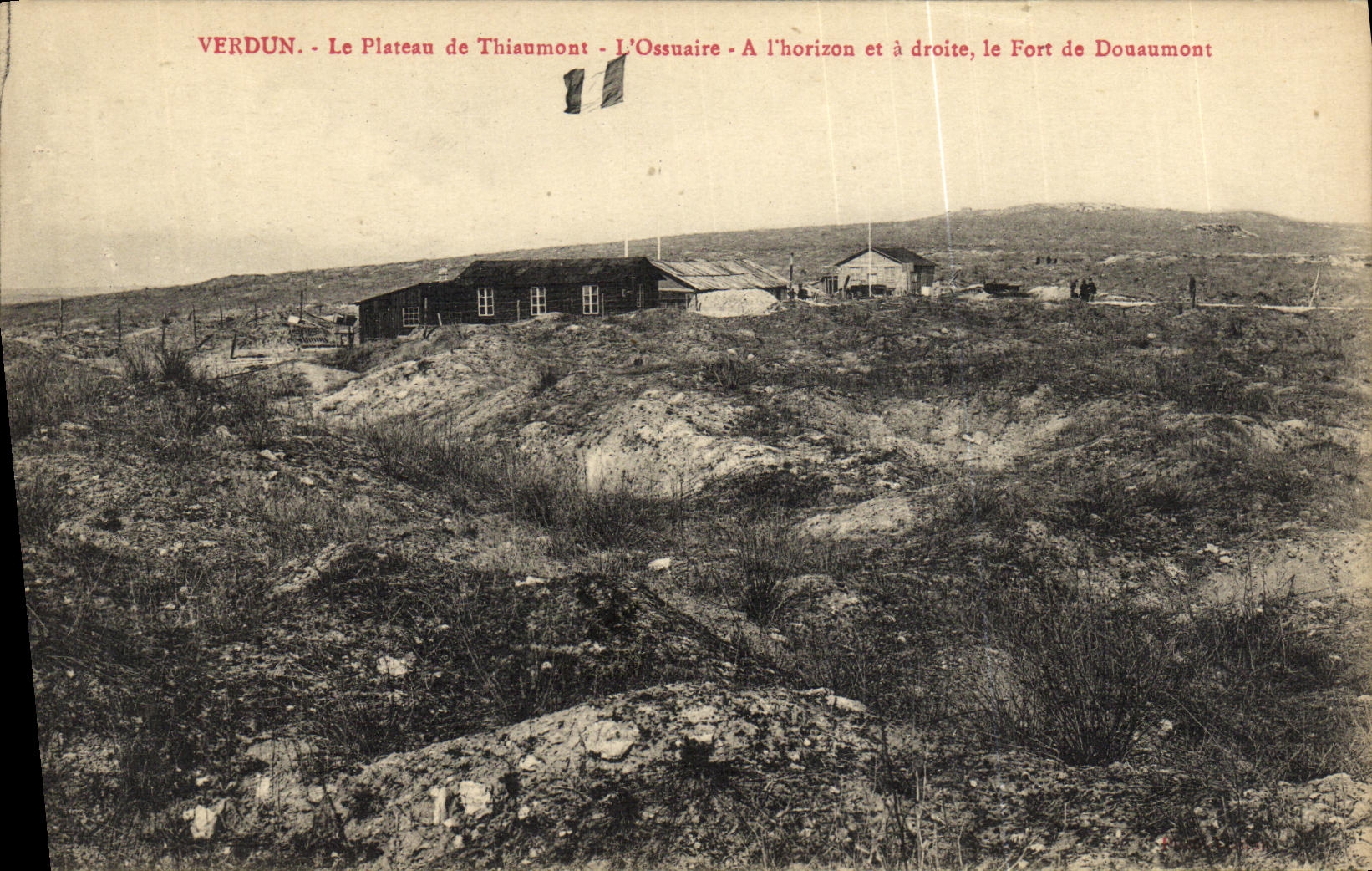 Verdun - Le Plateau de Thiaumont - L'Ossuaire - À l'horizon et à droite, le Fort de Douaumont