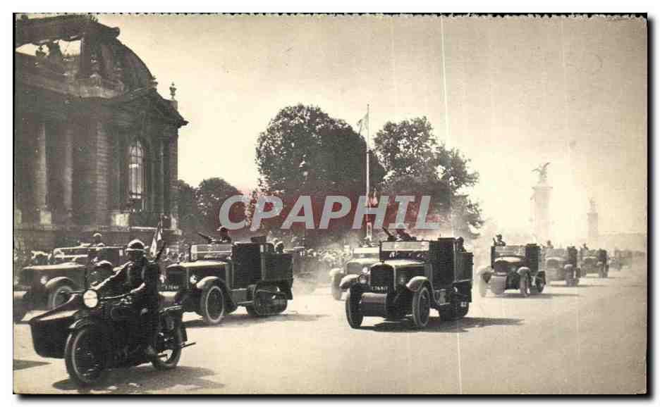 CPA 14 Juillet Defile De Dragons Portes Militaria