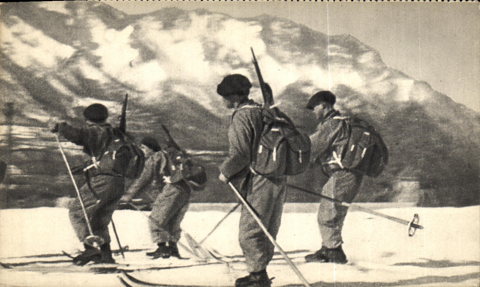 CPA Eclaireurs Skieurs Ski Militaria