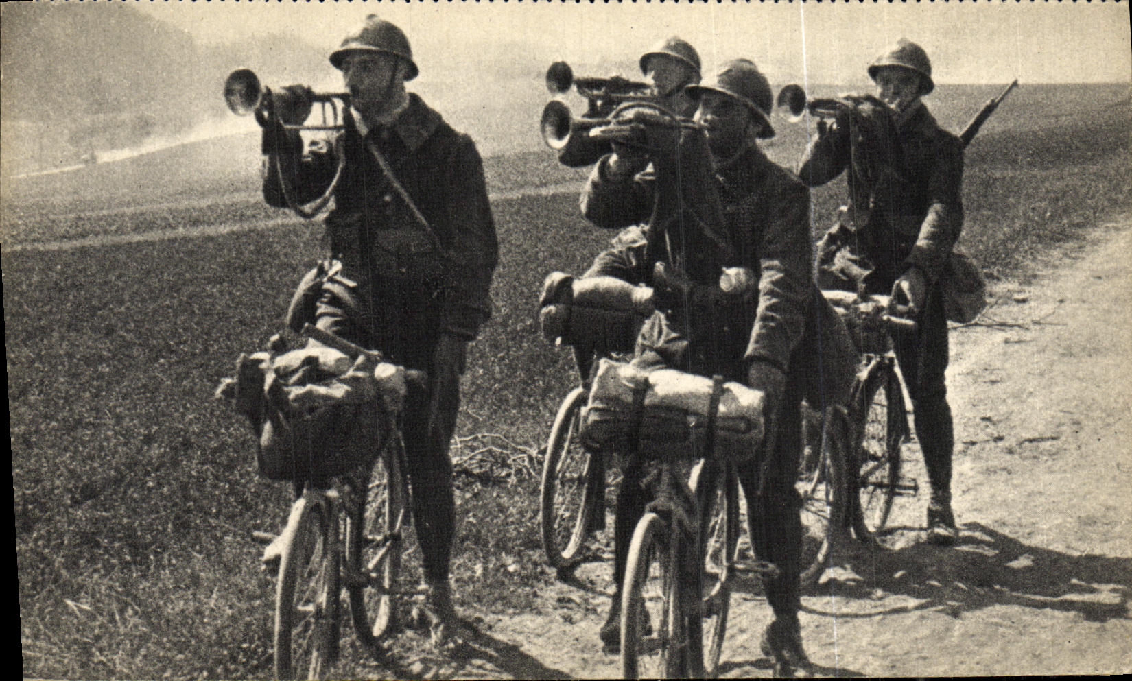 CPA Fin de La Manoeuvre Velo Cycle Militaria