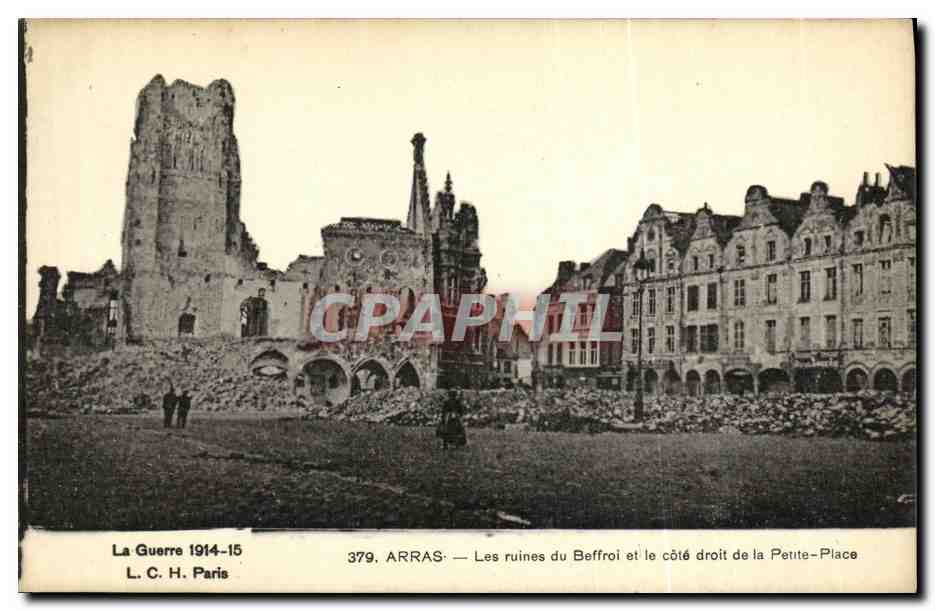 Arras — Les ruines du Beffroi et le côté droit de la Petite-Place — L. C. H. Paris, n° 379