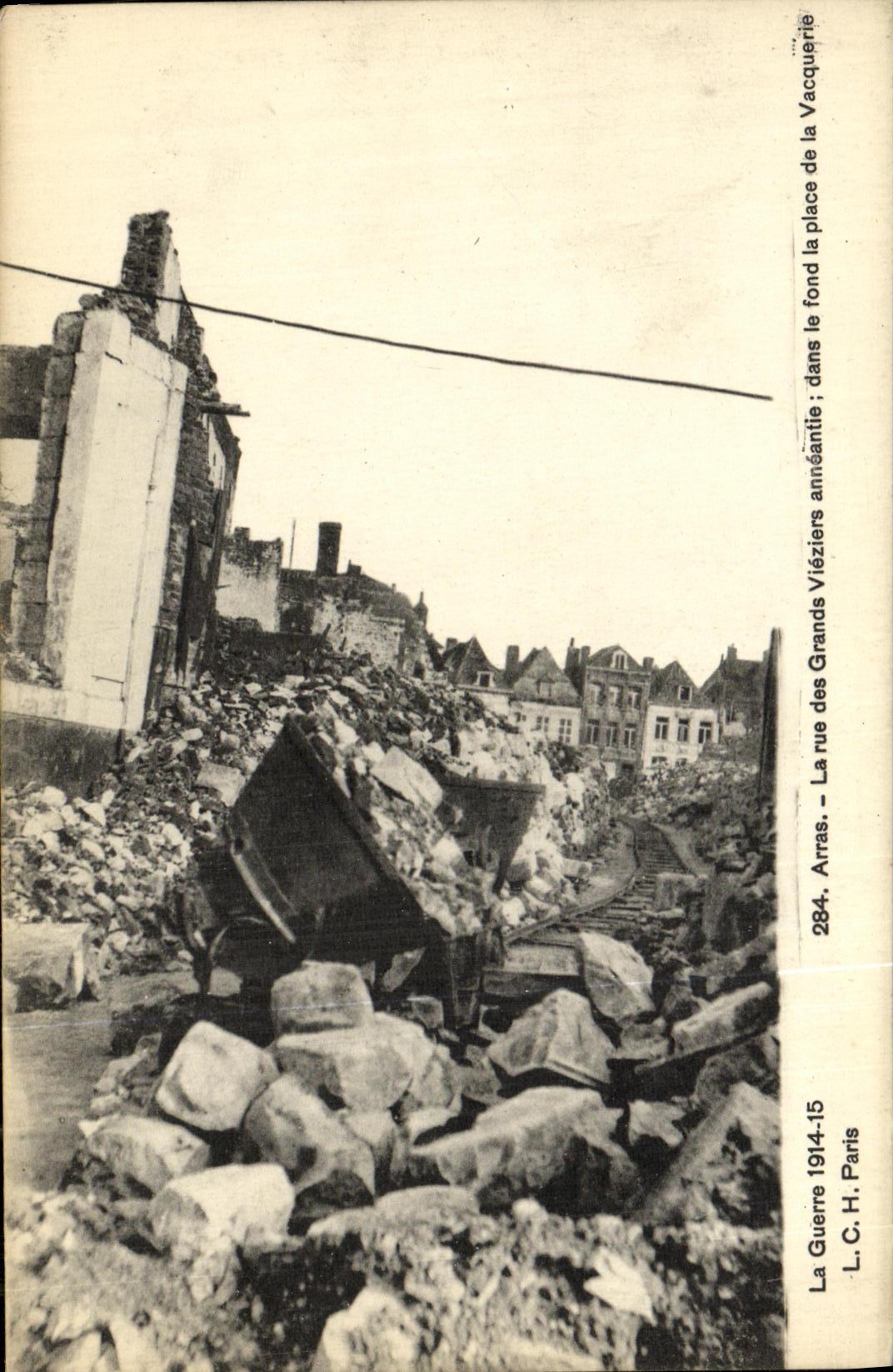 CPA Arras La Rue des Grands Vieziers aneantie Dans le fond la place de la Vacquerie Militaria