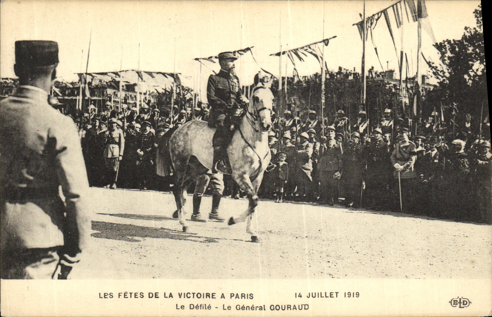 CPA Les Fetes De La Victoire A Paris Le Defile Le General Gouraud Militaria