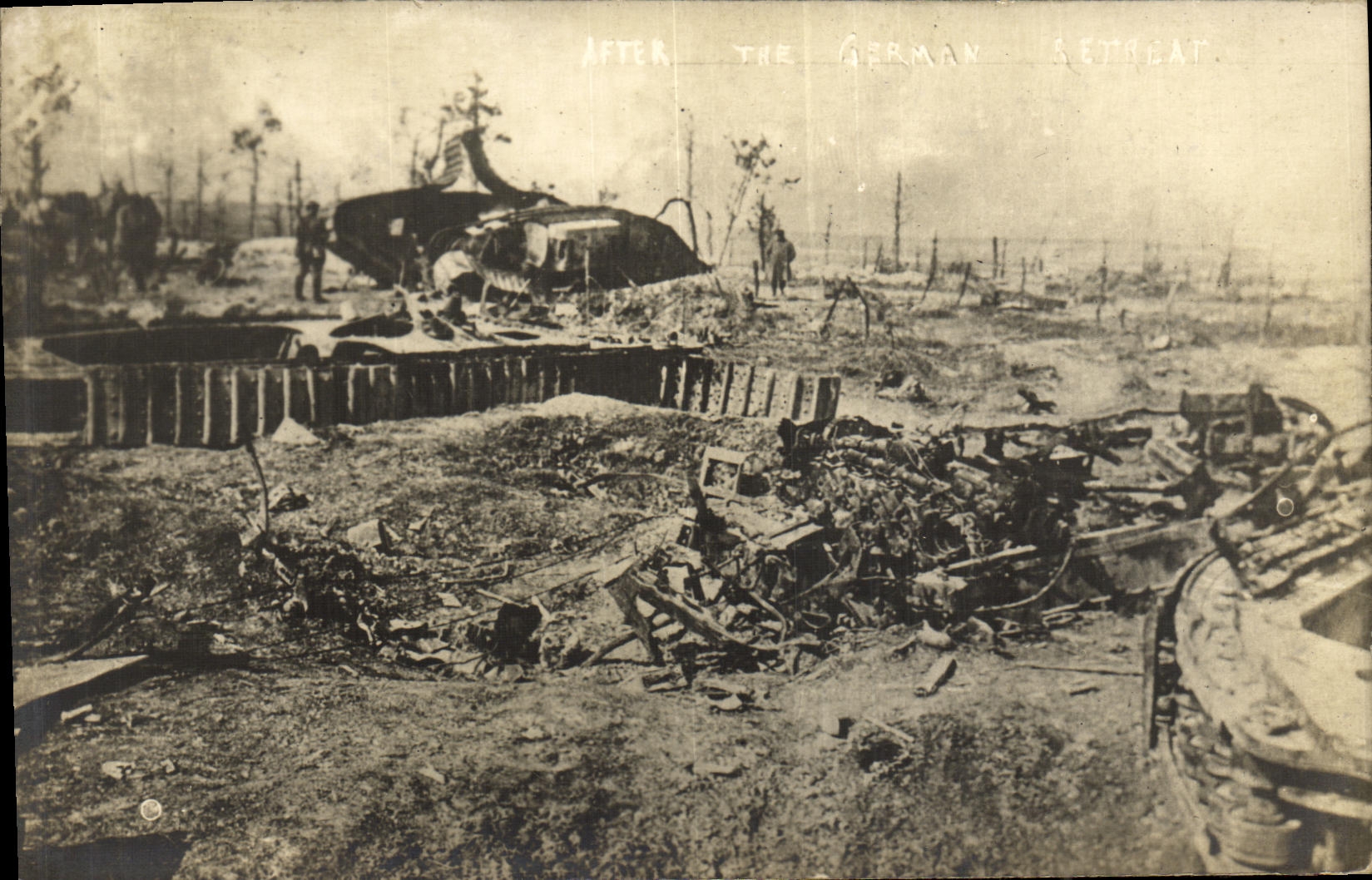 CARTE PHOTO Apres la retraite allemande Militaria Tank