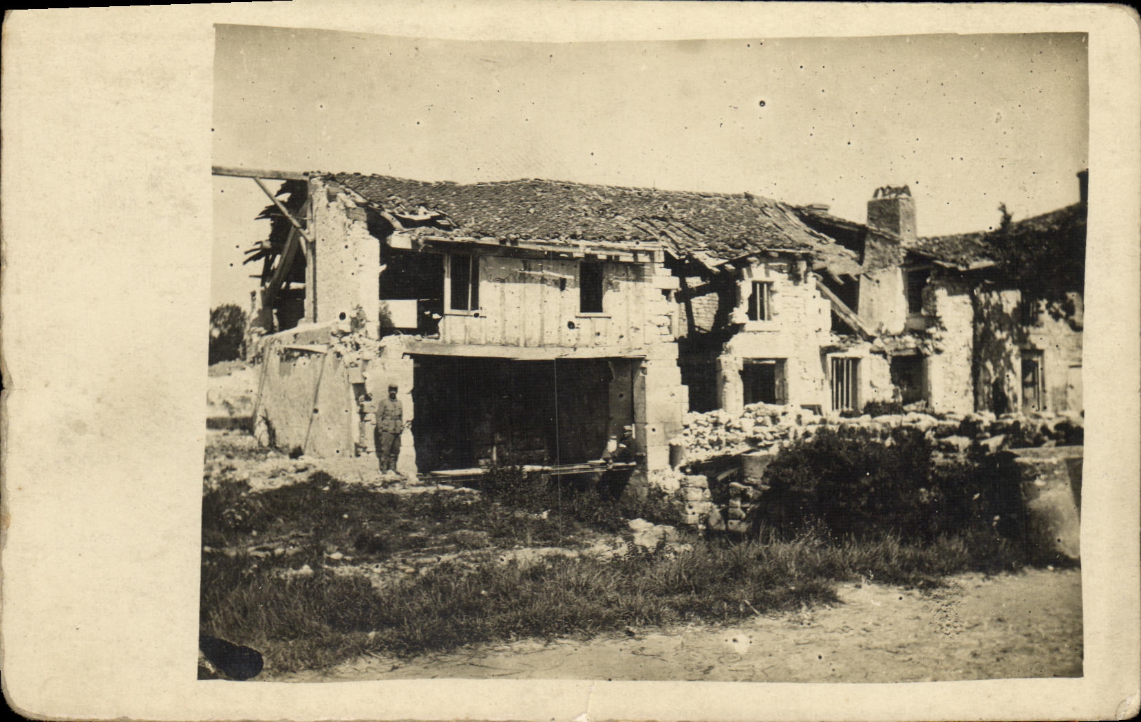 CARTE PHOTO Maison detruite Militaria