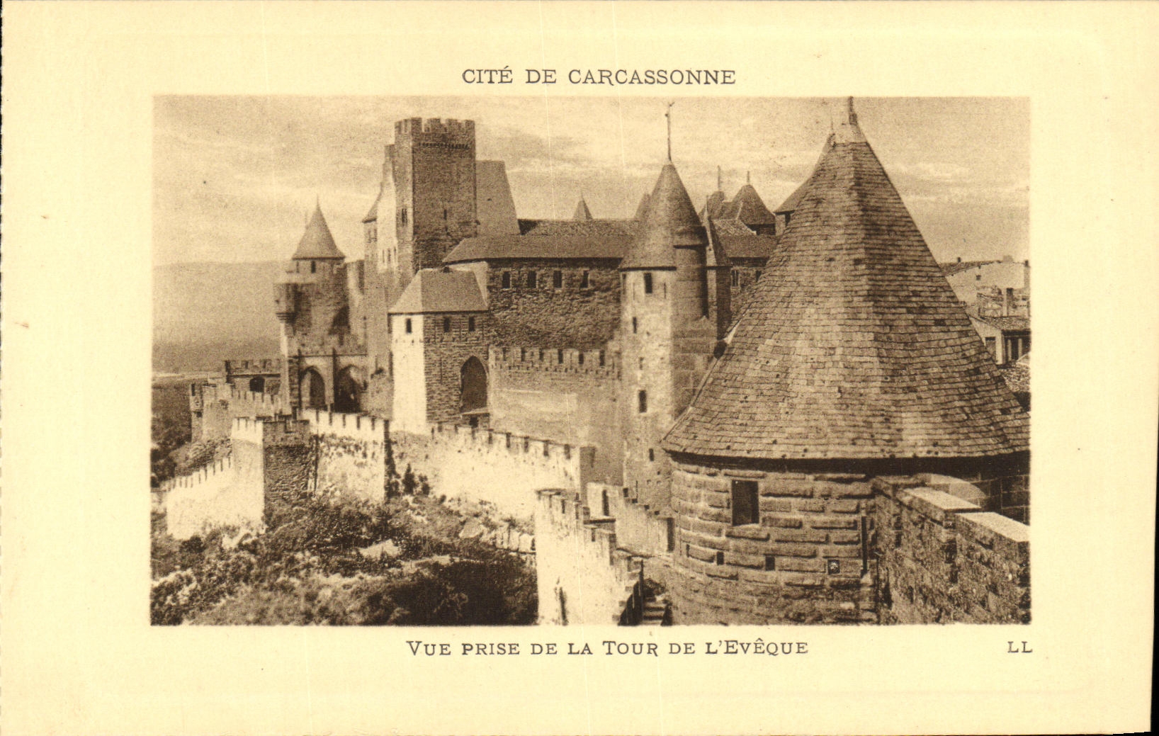 Cité de Carcassonne — Vue prise de la Tour de l'Évêque — LL