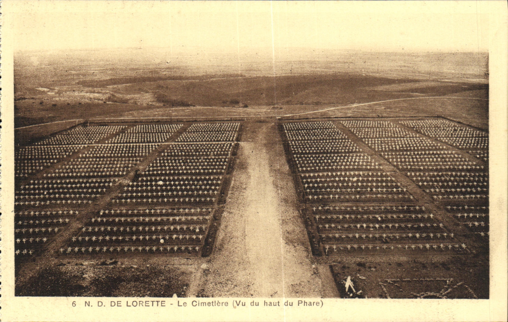 CPA ND De Lorette Le Cimetiere Vu du haut du phare