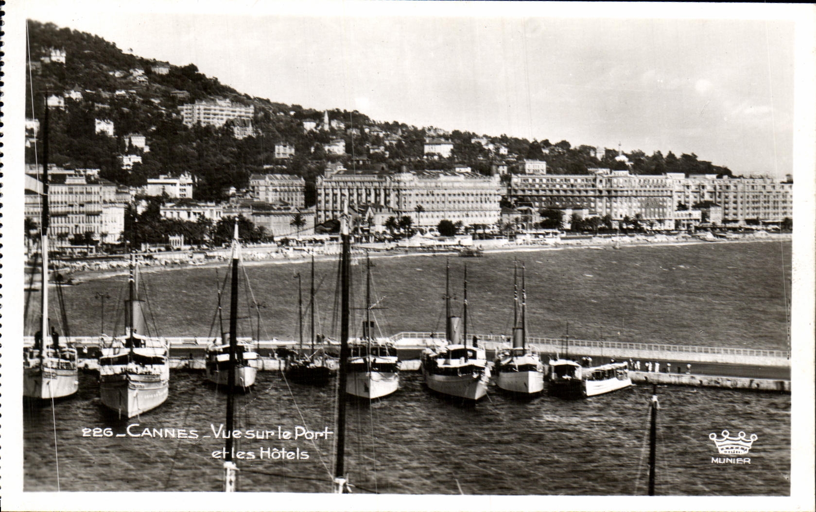 CPA Cannes Vue Sur le Port et les Hotels Bateaux