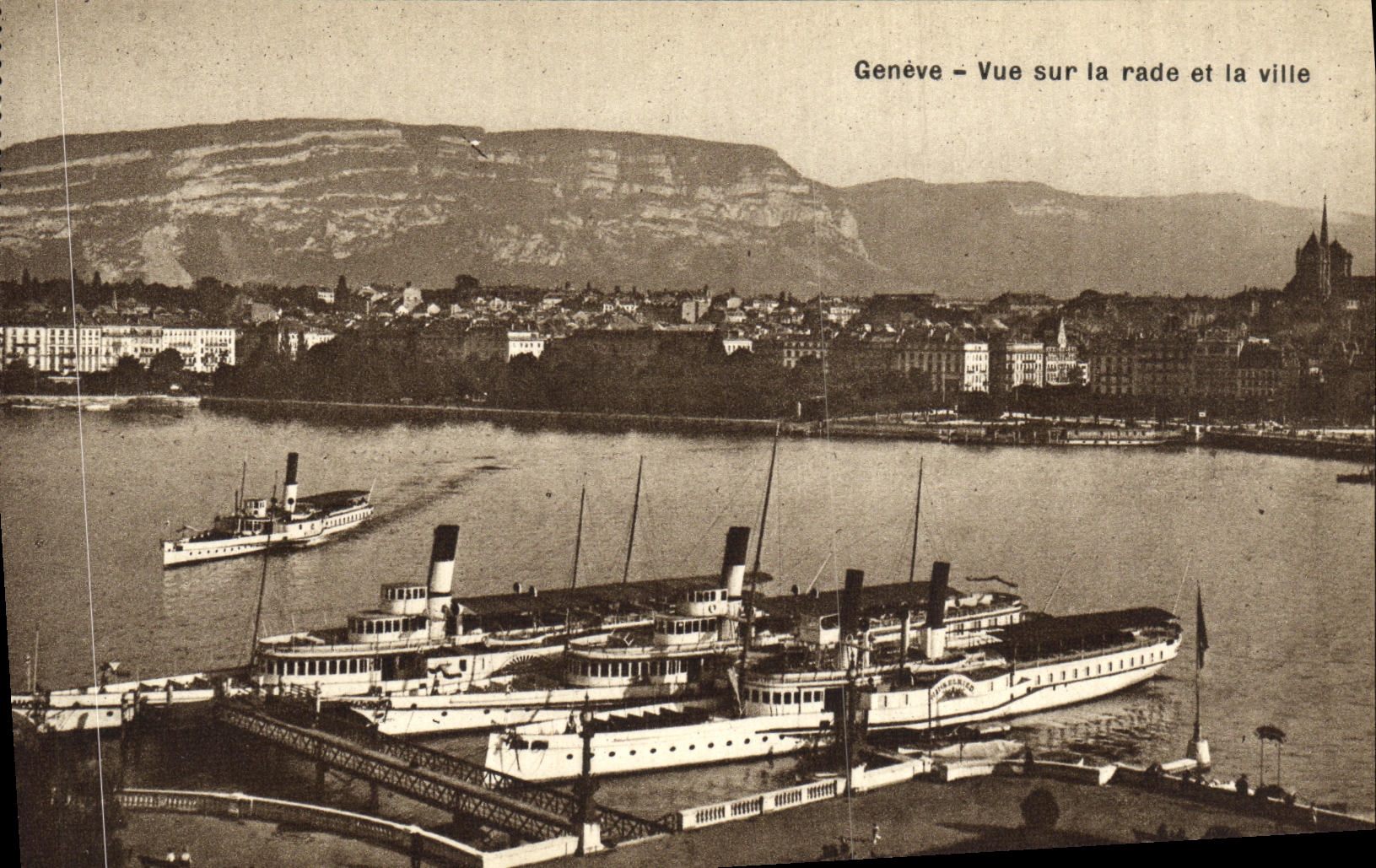 CPA Geneve Vue sur Rade et la Ville Bateaux