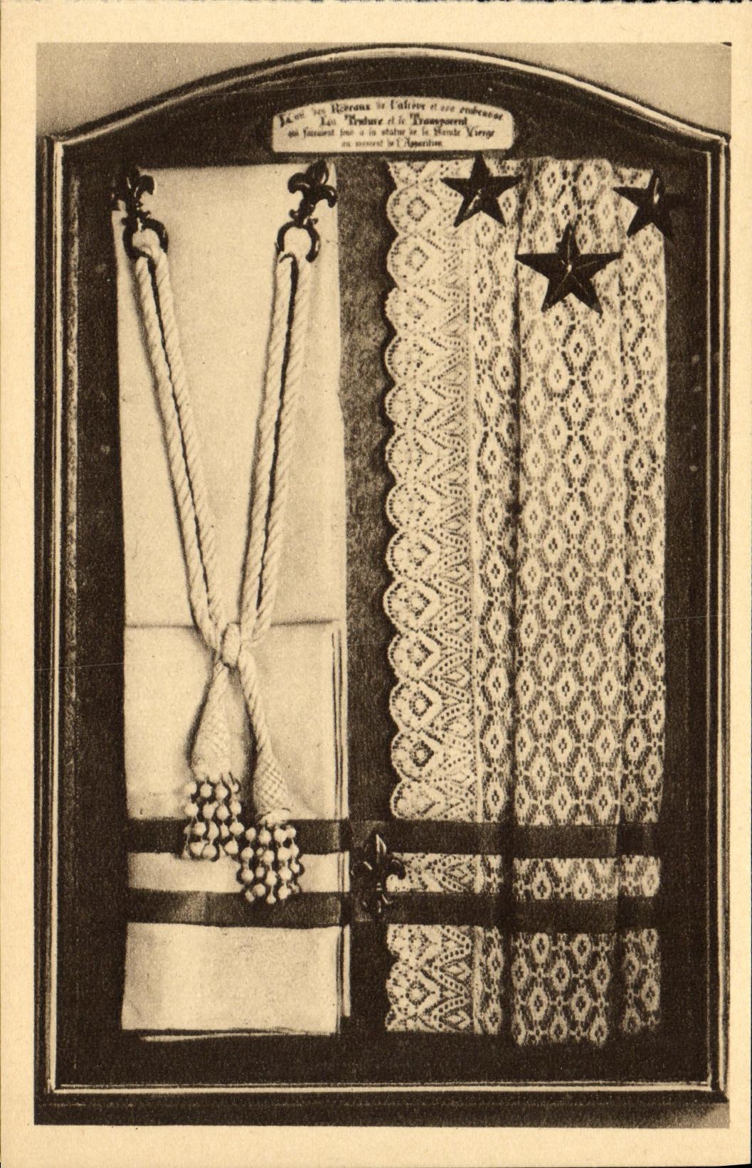 Aux Buissonnets — Chambre-Oraoire — Rideaux et tenture de la statue de la Vierge