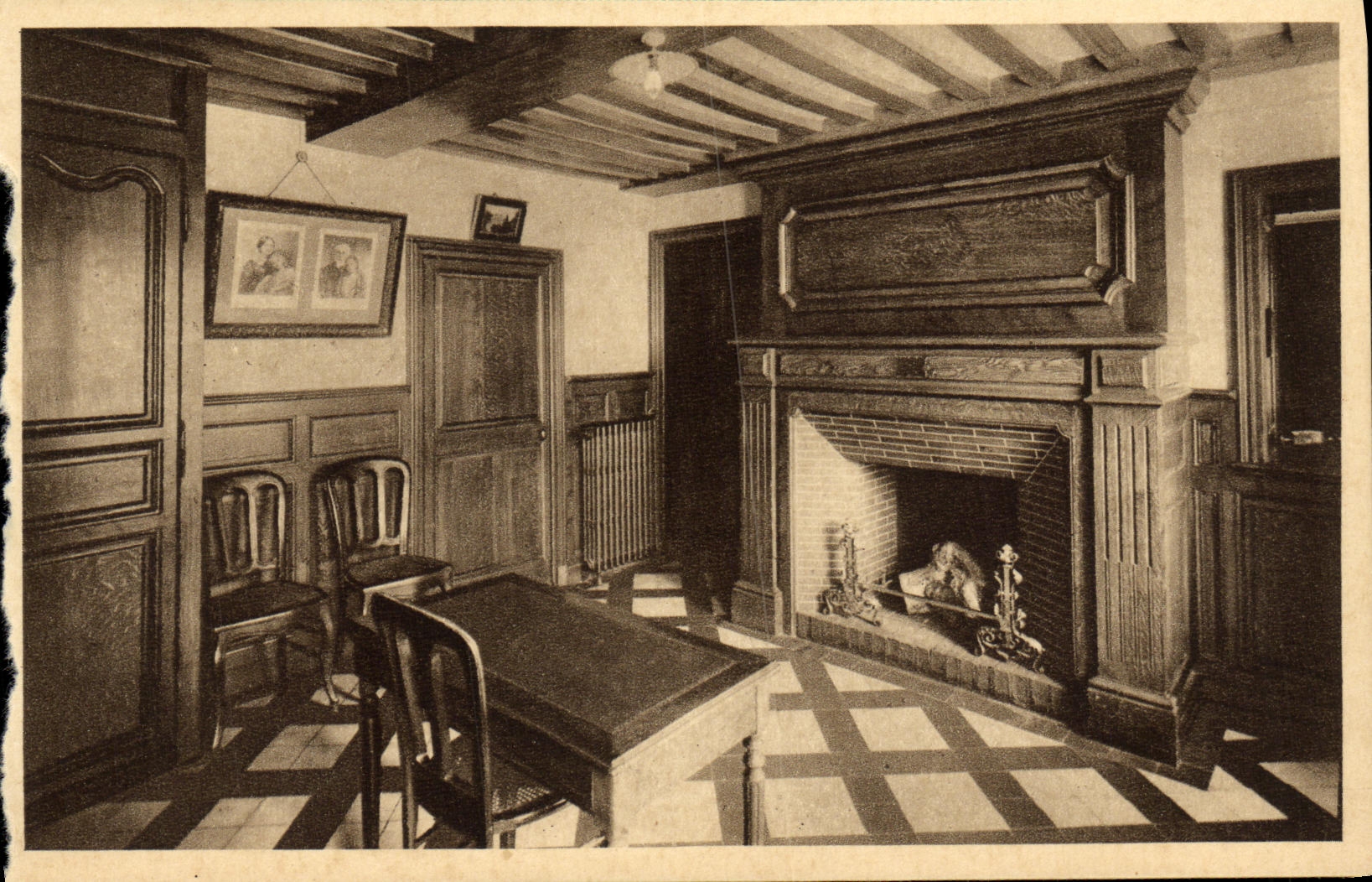 CPA Vestibule des Buissonnets Cheminee ou Sainte Therese desposait ses souliers de Noel Lisieux