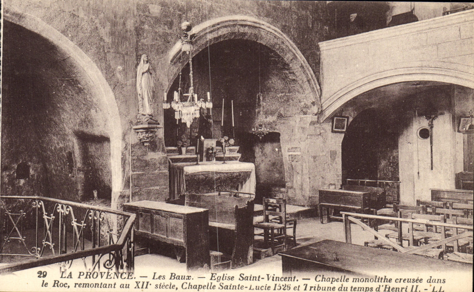 CPA La Provence Les Baux Eglise St Vincent Chapelle monolithe creusee dans le roc 