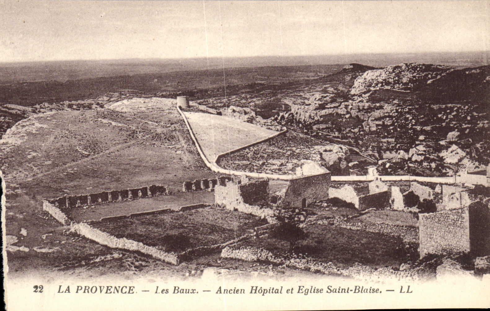 CPA La Provence Les Baux Ancien Hopital et eglise Saint Blaise