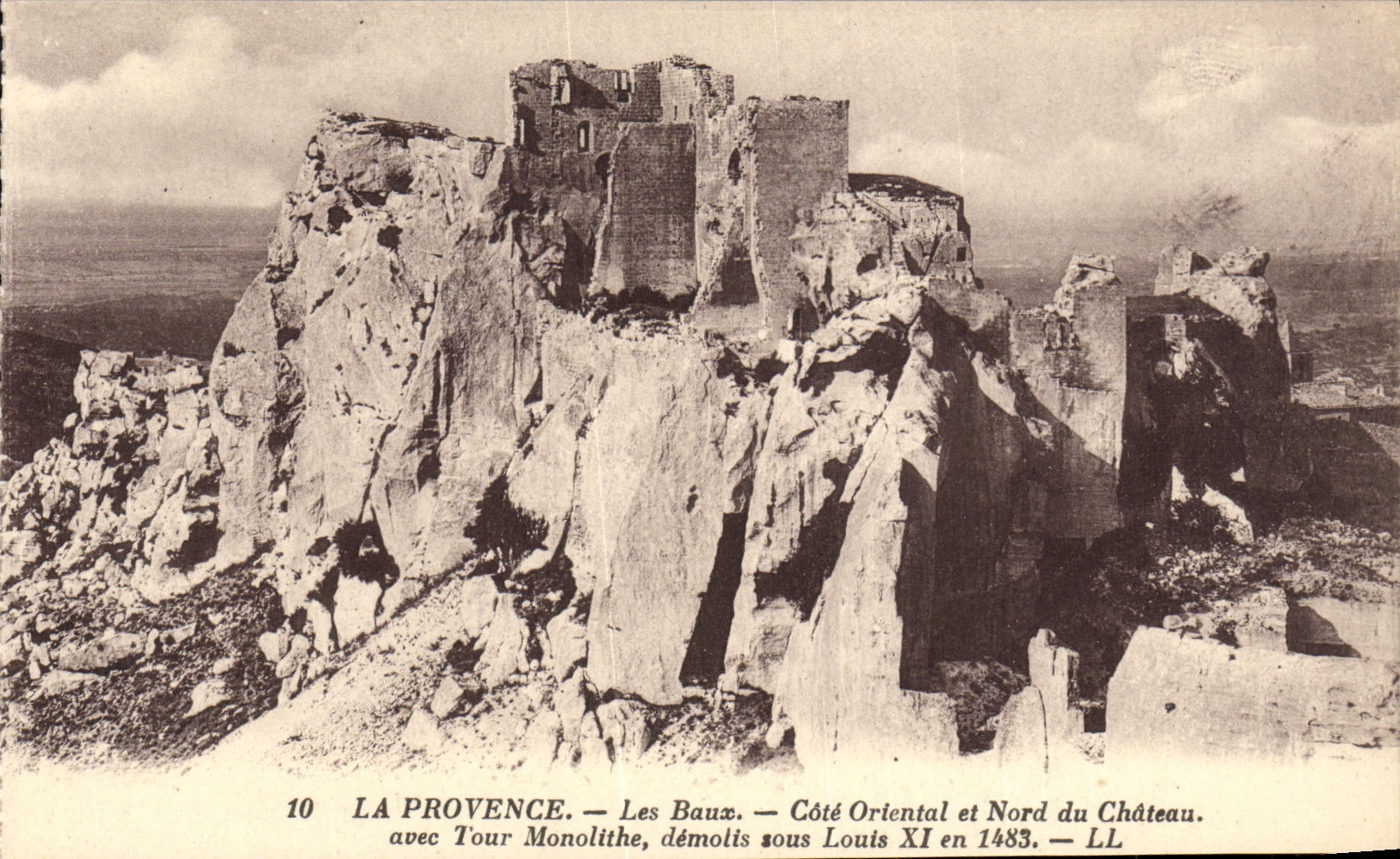 Les Baux — östlicher und nördlicher Teil des Schlosses mit monolithischer Turm, zerstört unter Ludwig XI im Jahr 1483 — LL