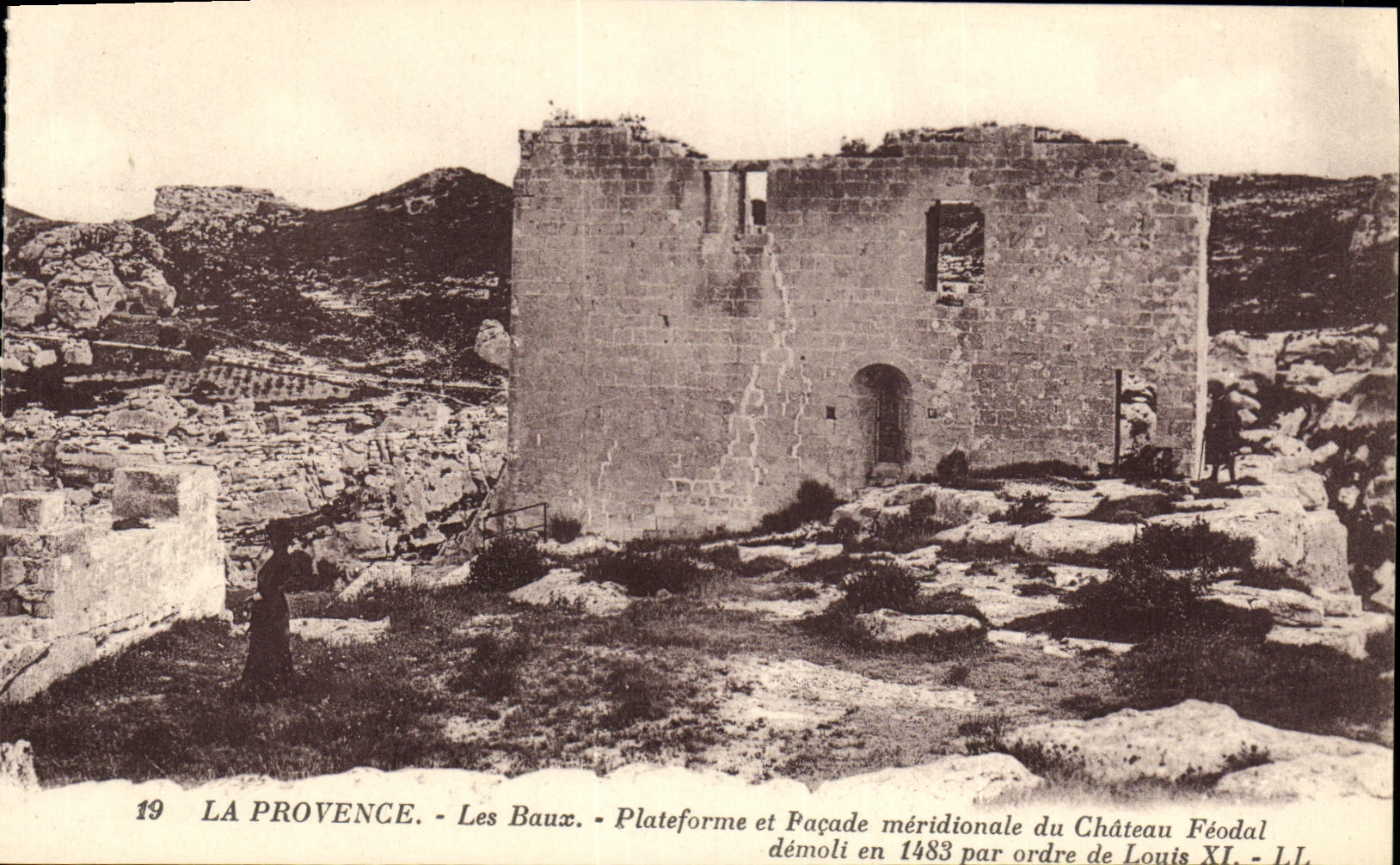 Les Baux — Plattform und südliche Fassade des feudalen Schlosses, das 1483 auf Befehl von Ludwig XI. abgerissen wurde