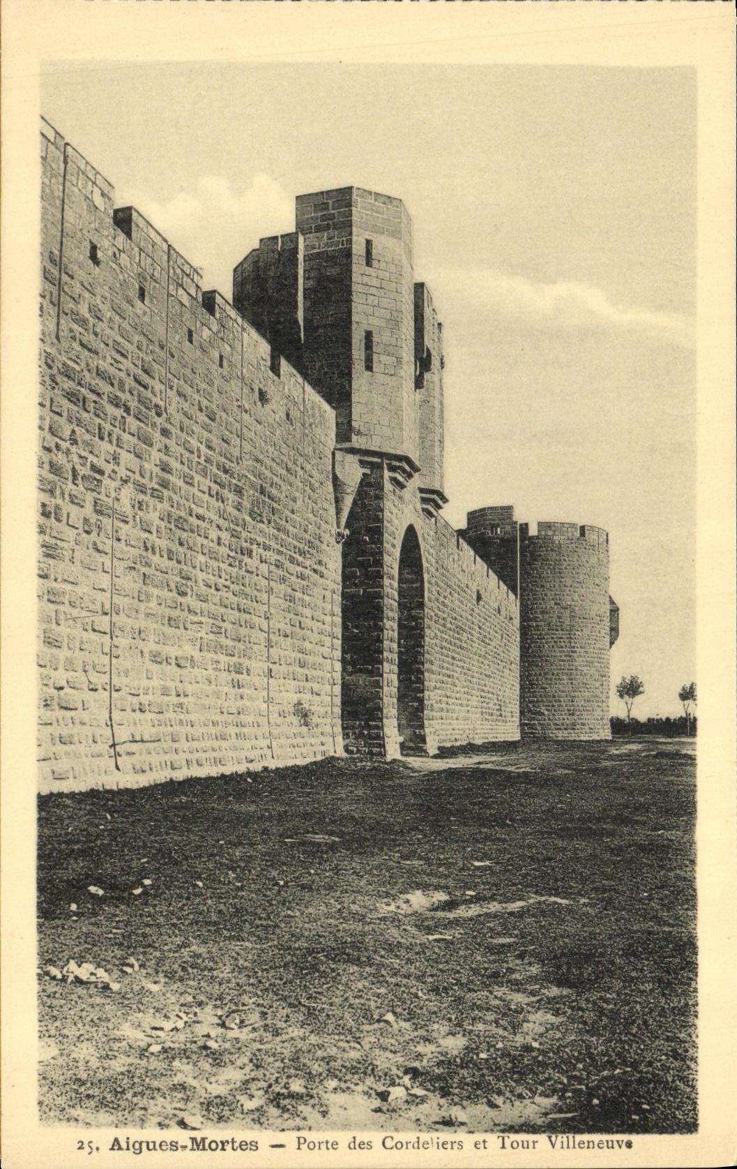 Aligues-Mortes — Porte des Cordeliers et Tour Villeneuve — Éditions Monuments Historiques de France, n°25