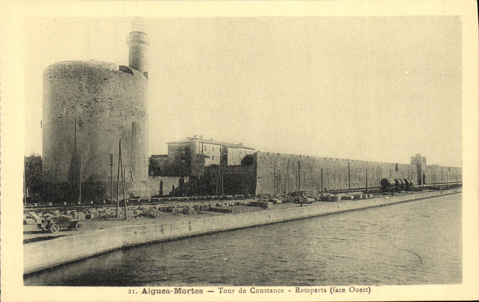 CPA Aigues Mortes Tour de Constance Remparts Face Ouest