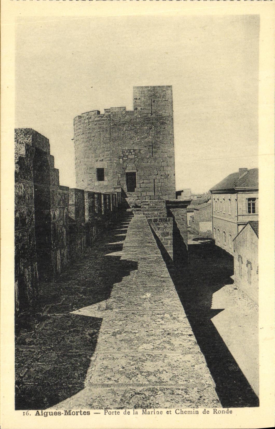 CPA Aigues Mortes Porte de la Marine et Chemin de Ronde