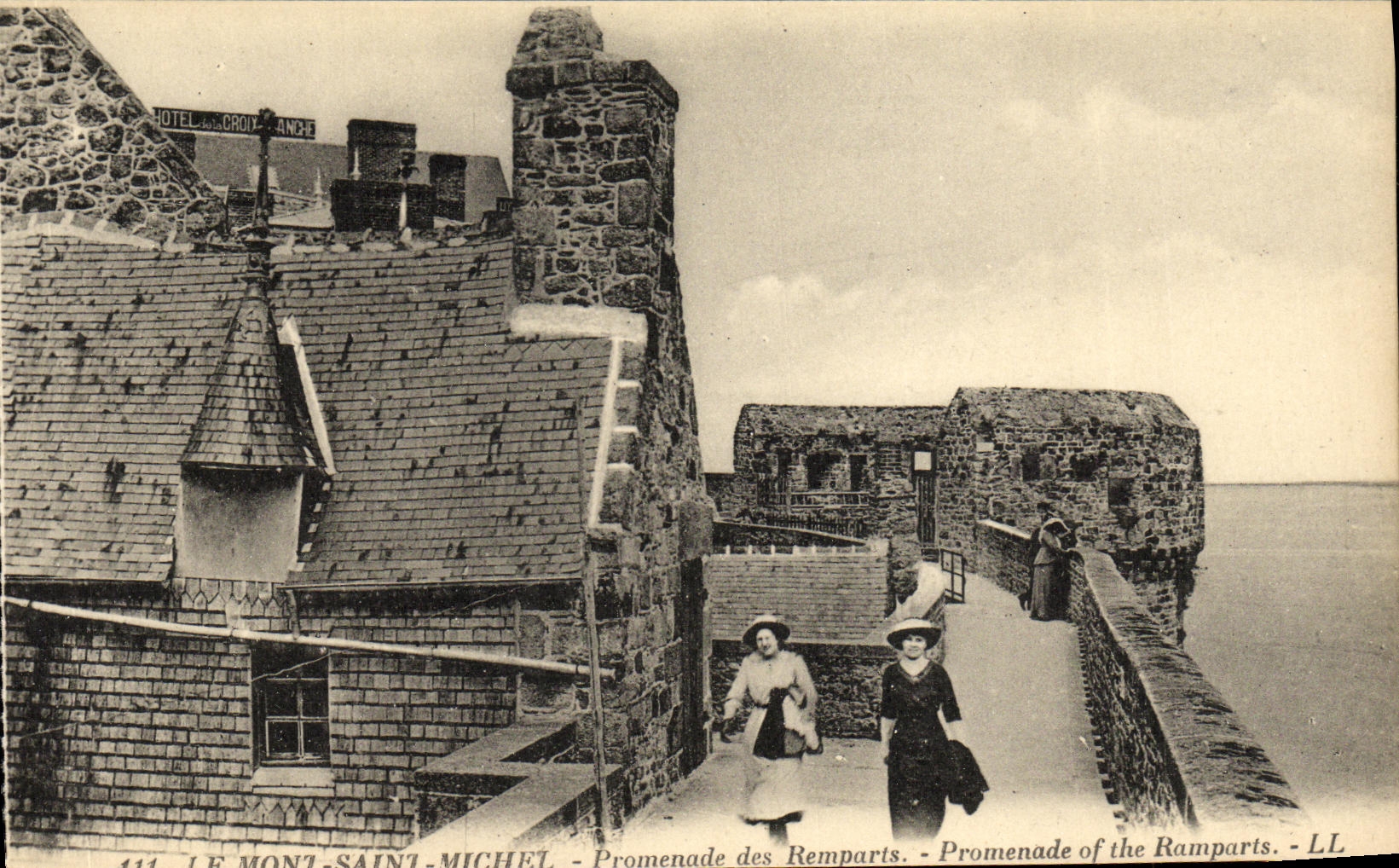 CPA Le Mont Saint Michel Promenade des remparts 