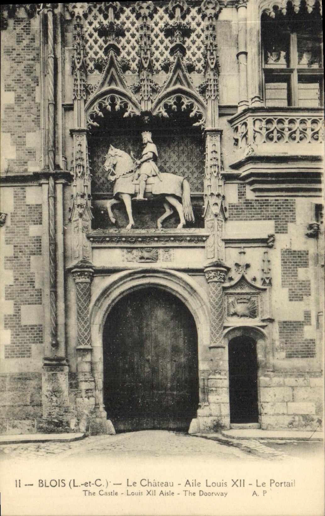 CPA Blois La Chateau Aile Louis XII Le Portail