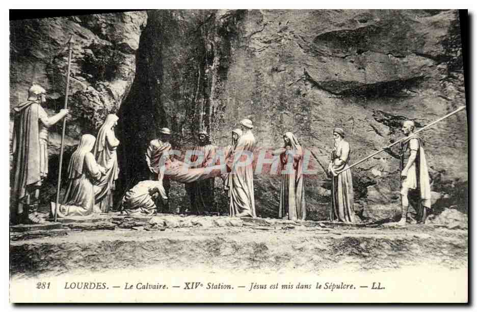 CPA Lourdes Le Calvaire 14eme Station Jesus est mis dans le Sepulcre