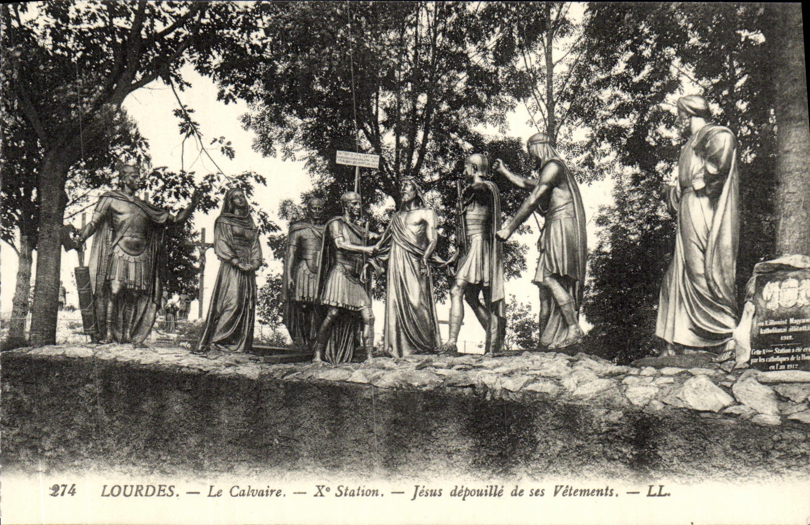 Lourdes — Le Calvaire — 10e Station — Jésus dépouillé de ses Vêtements — LL.